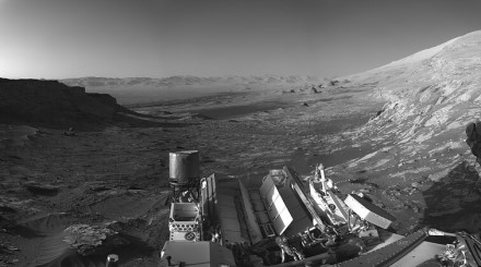 „Curiosity“ po pietų užfiksuota Marso panorama / NASA „Jet Propulsion Laboratory“ nuotr.