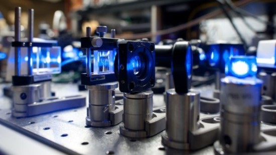 Viename iš eksperimentų naudota mėlyno lazerio šviesa aptikti padidėjusį dujų permatomumą © Christian Sanner, Ye labs/JILA