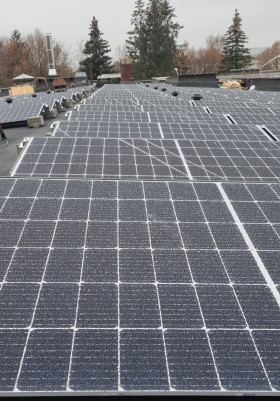 Saulės elektrinės ant bendrovei priklausančio pastatato stogo