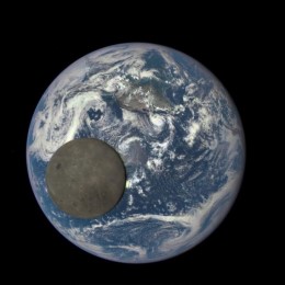 NASA nuotr. / Mėnulis greta Žemės