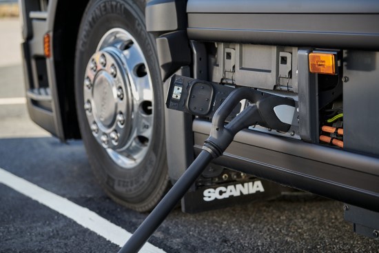 Pristatyti visapusiški hibridiniai „Scania“ sunkvežimiai