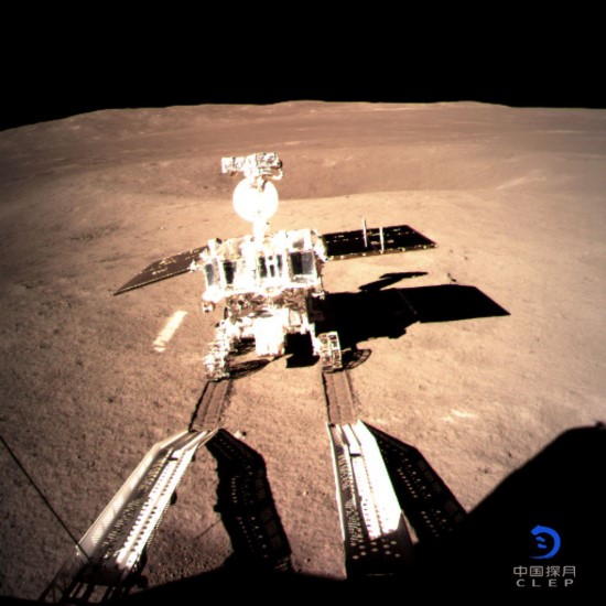 „Yutu-2“ mėnuleigis, ką tik nuvažiavęs nuo pakylos „Chang’e 4“ zonde. Šaltinis: CNSA, „China Daily“