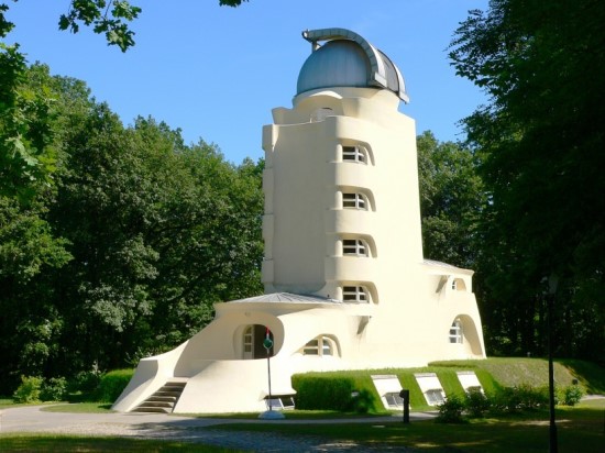 Viena iš žinomiausių Saulės observatorijų – Einšteino bokštas Potsdame. Ji pradėjo darbą 1924 metais ir veikia iki šiol. Šaltinis: „Wikimedia Commons“