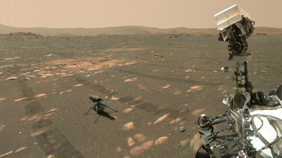 „Perseverance“ ir „Ingenuity“. Nuotrauka daryta viena iš „Perseverance“ marsaeigio kamerų. Šaltinis: NASA/JPL-Caltech/MSSS