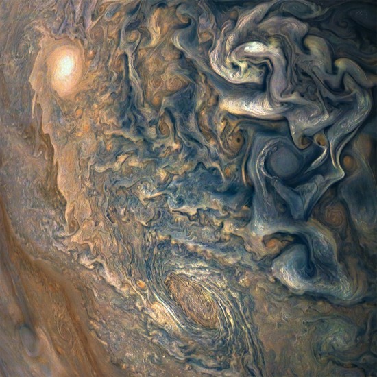 Viena iš daugybės nuostabiai gražių „Juno“ nuotraukų, kurioje matome Jupiterio debesis