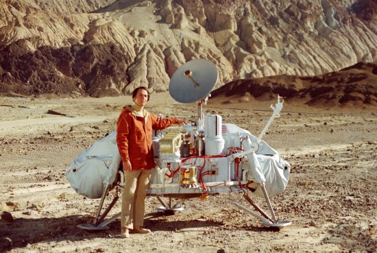 Carlas Saganas prie „Viking“ zondo modelio Kalifornijoje. Šaltinis: NASA/JPL