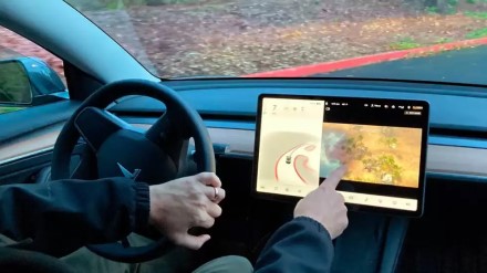 „Tesla“ imasi svarbių saugumo pakeitimų: apribos galimybę automobilyje žaisti žaidimus