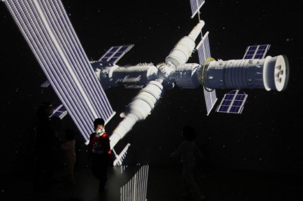 Kinijos kosminė stotis du kartus vos nesusidūrė su „Starlink“ palydovais – kinai išliejo savo pyktį ant Musko