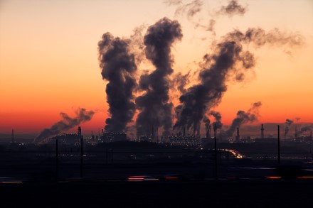 Mokslininkai sugalvojo, kaip pašalinti anglies dvideginį iš gamyklų emisijų