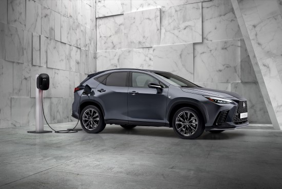 „Lexus NX 450h+“ hibridas vien elektra įveiks beveik 100 km