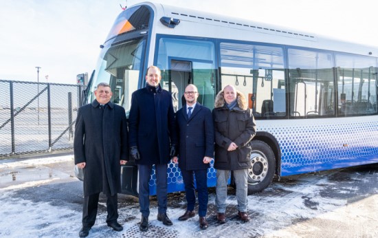 Vilniaus oro uosto keleivius veža lietuviškas elektrinis autobusas