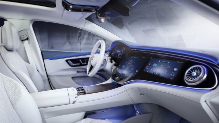 LG pažangi automobilio informacijos ir pramogų sistema įdiegta naujame prabangiame elektriniame sedane