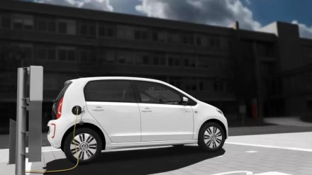 „Volkswagen“ bando patenkinti rinkos poreikius: į prekybą grąžinamas pigiausias bendrovės elektromobilis
