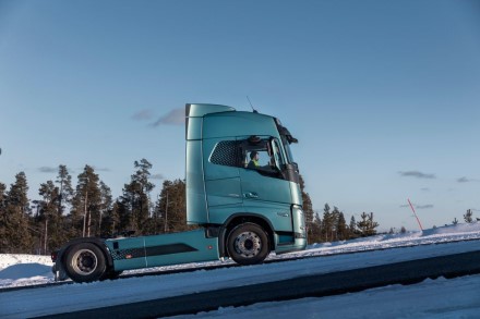 „Volvo Trucks“ pristatė unikalią saugumo įrangą elektriniams sunkvežimiams