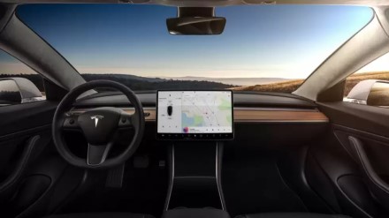 „Tesla“ elektromobilių problemoms nėra pabaigos: paauglys aptiko programinės įrangos saugumo spragą