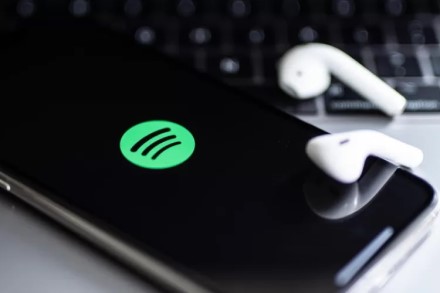 „Spotify“ išlieka muzikos programėlių viršūnėje, tačiau konkurencinė kova tampa vis įtemptesnė „Spotify“ išlieka muzikos programėlių viršūnėje, tačiau konkurencinė kova tampa vis įtemptesnė