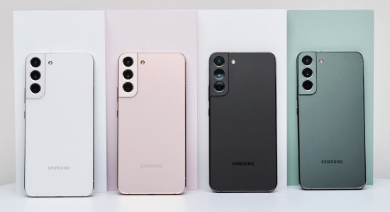 „Samsung“ pristato flagmanus „Galaxy S22“ ir „S22+“