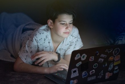 Auga vaikų seksualinio turinio kiekiai internete: ką daryti tėvams?