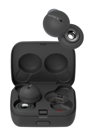 „Sony“ pristato unikalaus dizaino belaides ausines „LinkBuds“ su ertme garsiakalbyje