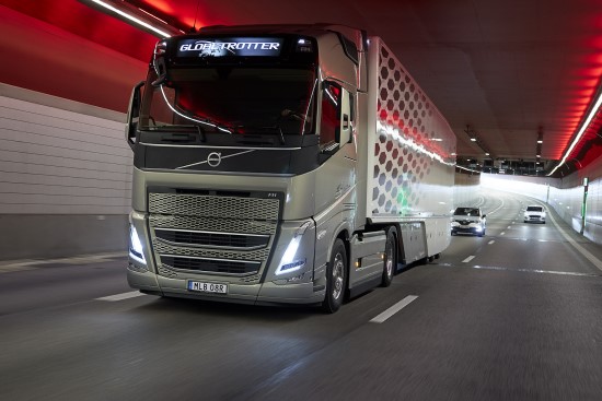 „Volvo Trucks“ pagerino tolimiesiems pervežimams skirtų vilkikų efektyvumą „Volvo Trucks“ pagerino tolimiesiems pervežimams skirtų vilkikų efektyvumą