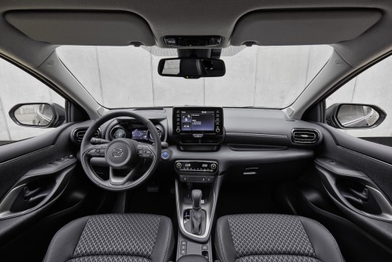 „Mazda“ gama elektrifikuojama – atvyksta nauja hibridinė versija „Mazda2 Hybrid“