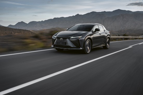 „Lexus“ pristatė viso pasaulio rinkoms skirtą naujos kartos elektromobilį – „RZ 450e“