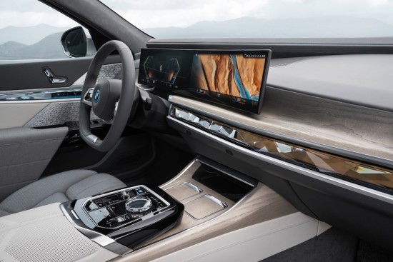BMW atnaujino 7 seriją – debiutuoja ir prabangus elektromobilis „i7“