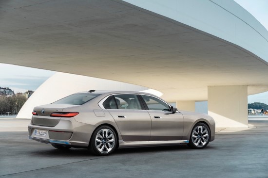 BMW atnaujino 7 seriją – debiutuoja ir prabangus elektromobilis „i7“