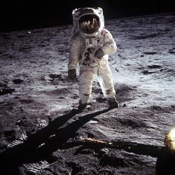 NASA į Mėnulį siunčia dvi dirbtines moteris: tirs radiacijos riziką