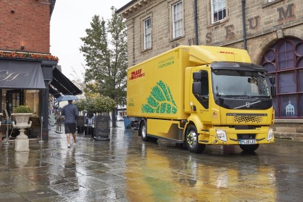 Nulinė emisija pristatant prekes – realybė: DHL užsisakė dešimtis elektrinių „Volvo Trucks“ sunkvežimių