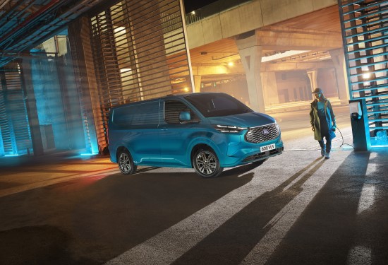 „Ford“ pristato  visiškai elektrinį „E-Transit Custom“ modelį