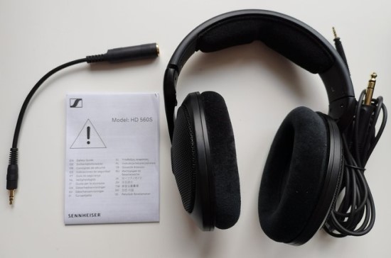 „Sennheiser HD 560S“ komplektacijoje radome tik vieną didelio ilgio garso kabelį, o jam reikalingas 3,5 mm adapteris / N. Davalgos nuotr.