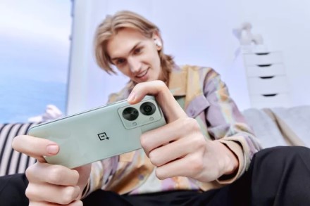 „OnePlus“ pristatė naująjį „Nord 2T“ telefoną