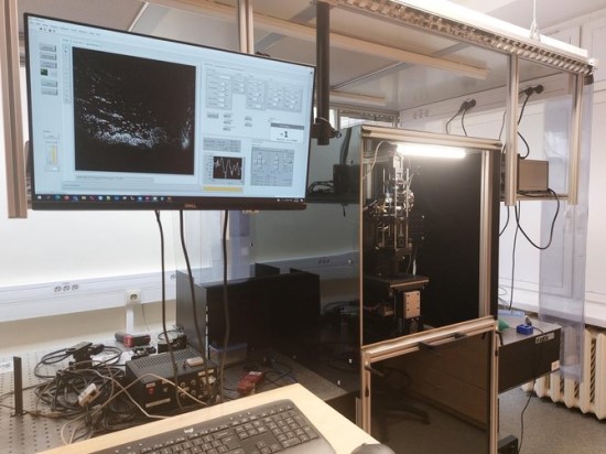 Daugiamodžio netiesinio poliarizacinio mikroskopo prototipas Vilniaus universiteto Fizikos fakulteto Lazerinių tyrimų centro Biofotonikos grupės laboratorijoje / Žurnalas „Spectrum“ Daugiamodžio netiesinio poliarizacinio mikroskopo prototipas Vilniaus universiteto Fizikos fakulteto Lazerinių tyrimų centro Biofotonikos grupės laboratorijoje / Žurnalas „Spectrum“