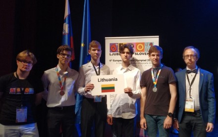 Tarptautinėje mokinių fizikos olimpiadoje Lietuvos komanda iškovojo sidabro ir bronzos medalius