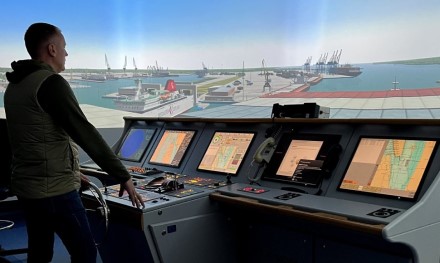 Navigacinis treniruoklis, modeliuojantis laivo įvedimą į uostą. / Klaipėdos uosto direkcijos informacija