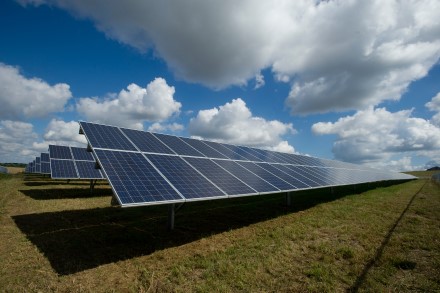 „Ignitis renewables“ kuria pirmąjį Lietuvoje hibridinį saulės ir vėjo parką