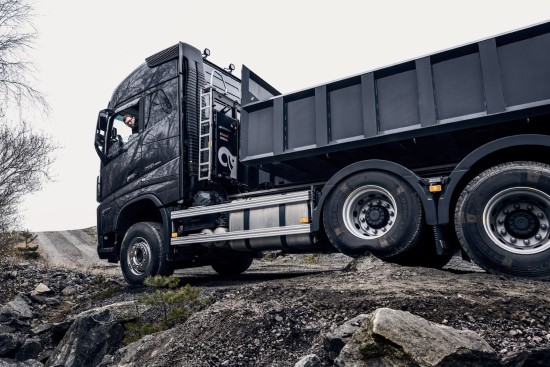 „Volvo Trucks“ pristato naujas funkcijas, skirtas saugiai vairuoti sudėtingomis sąlygomis „Volvo Trucks“ pristato naujas funkcijas, skirtas saugiai vairuoti sudėtingomis sąlygomis