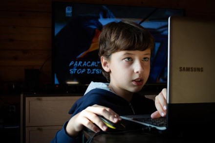 Nustokite atiminėti prietaisus: kaip tinkamai pasirūpinti vaikų saugumu internete?