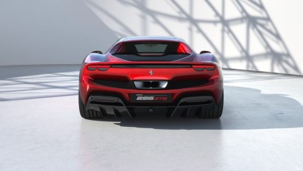 „Ferrari“ neskubės pereiti prie elektromobilių ir asortimente išlaikys hibridus