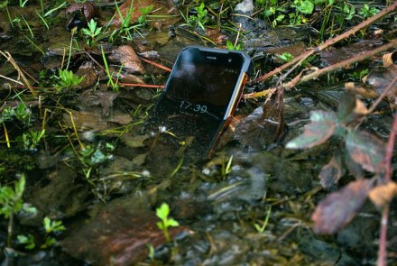 Joninių savaitgalį leisite prie vandens? Ekspertas perspėja, ko negalima daryti sušlapus telefonui