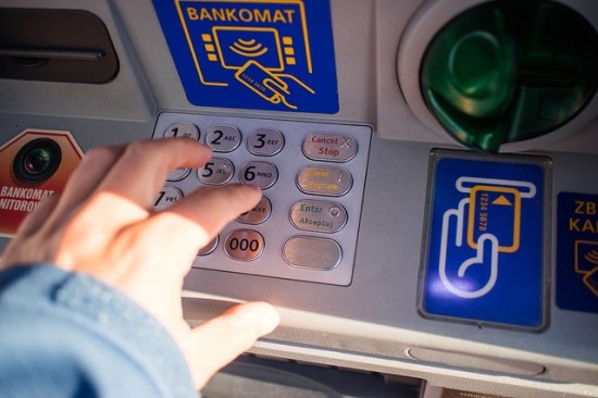 Per atostogas užsienyje liko be pinigų: kortelę blokavęs bankas įspėja, kad taip gali nutikti ir Lietuvoje