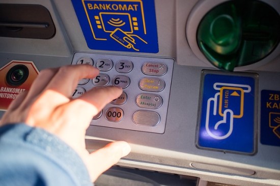 Per atostogas užsienyje liko be pinigų: kortelę blokavęs bankas įspėja, kad taip gali nutikti ir Lietuvoje Per atostogas užsienyje liko be pinigų: kortelę blokavęs bankas įspėja, kad taip gali nutikti ir Lietuvoje