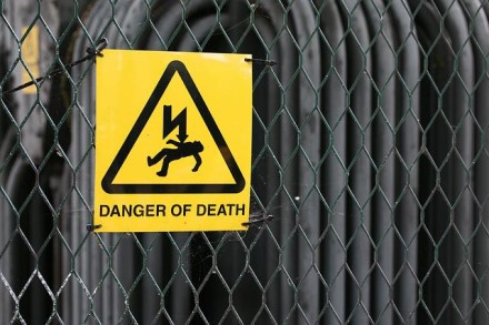 Nesaugus elgesys prie elektros įrenginių gali sukelti mirtiną pavojų