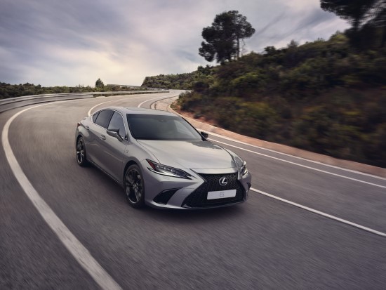 „Lexus“ pristato atnaujintą ES modelį „Lexus“ pristato atnaujintą ES modelį