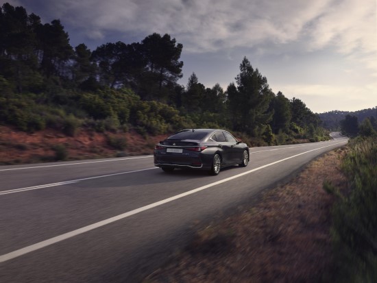„Lexus“ pristato atnaujintą ES modelį „Lexus“ pristato atnaujintą ES modelį
