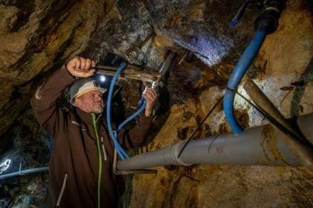 Bakterijos tirpdo mineralus, kurie vėliau surenkami skysčiu. „Audi“ nuotrauka