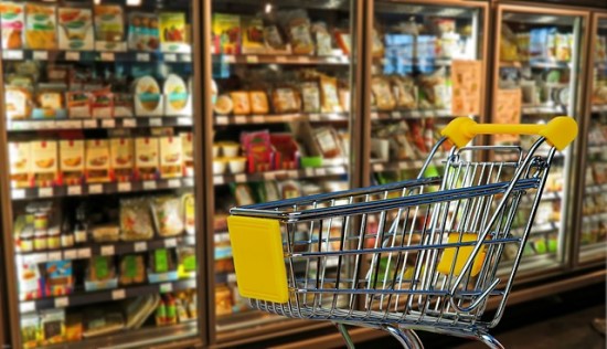 Prekybos centrai ir parduotuvės jungia taupymo režimą: mažinamas apšvietimas, atjungiamos reklamos