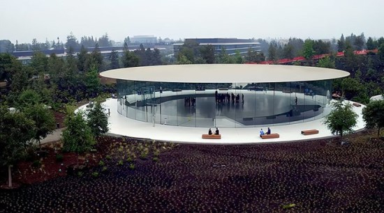 Steve'o Jobso garbei pavadinta pagrindinė „Apple“ centrinės būstinės salė / „Apple“