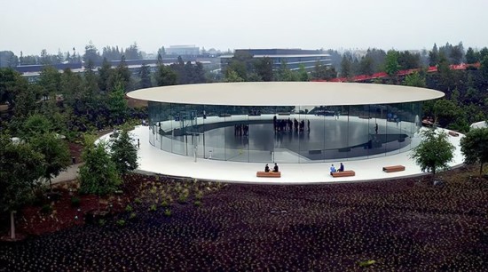 Steve'o Jobso garbei pavadinta pagrindinė „Apple“ centrinės būstinės salė / „Apple“ Steve'o Jobso garbei pavadinta pagrindinė „Apple“ centrinės būstinės salė / „Apple“